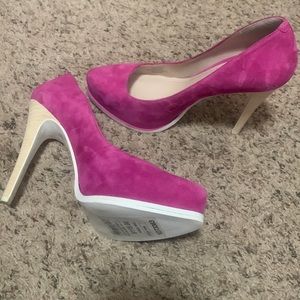 NWT BCBG platinum pump size 8.5. 4” heel. Super soft fuchsia suede heels